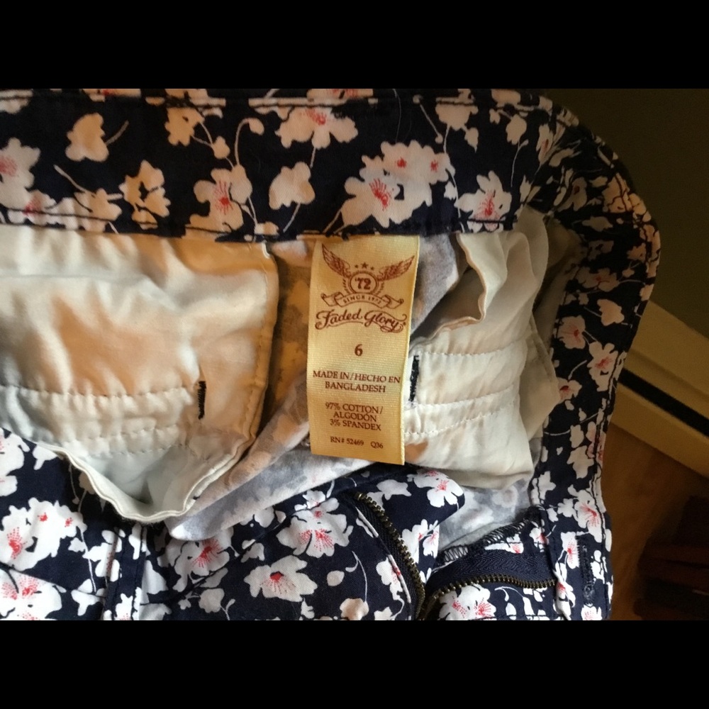 Flowered shirts - Picture 2 of 3